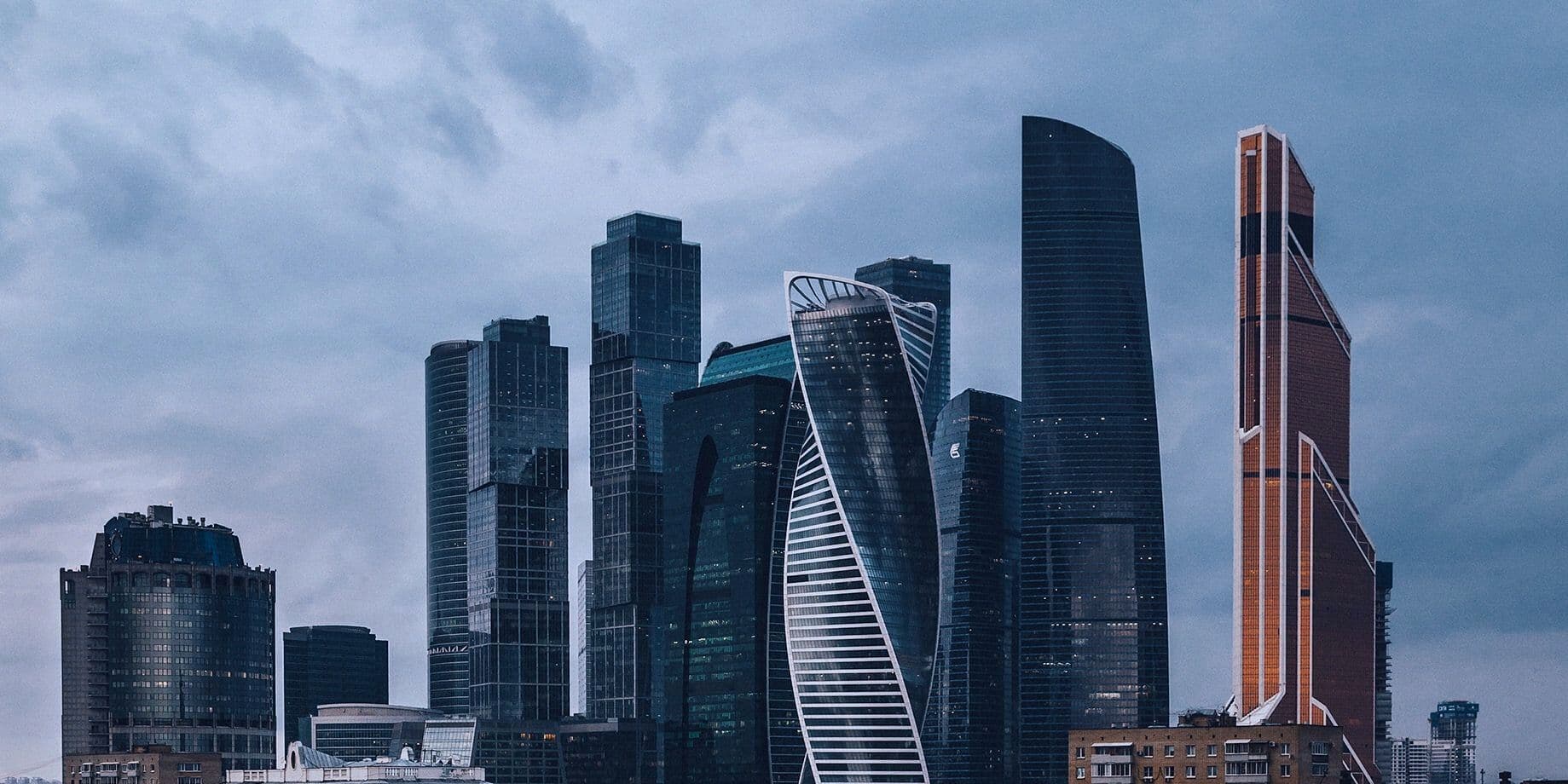 Башни делового центра Москва-Сити на фоне пасмурного неба